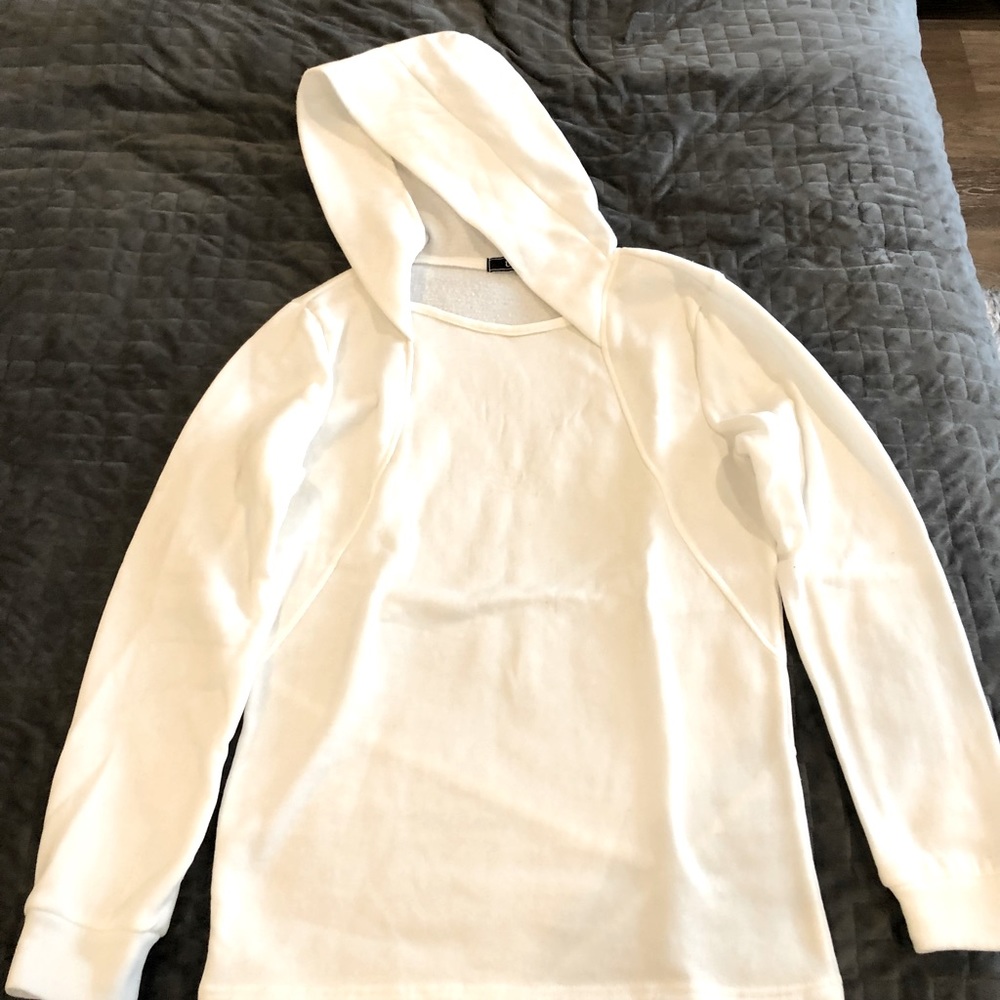 Warmer white long sleeve shirt with hoodie